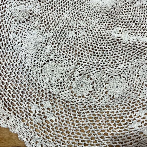 Vintage table doiley crocher big 26" Diameter - Picture 3 of 7